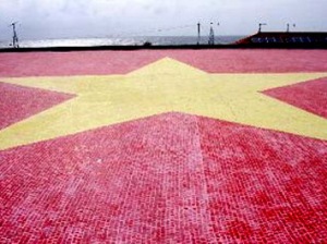 Lá cờ Việt Nam bằng gốm ở quần đảo Trường Sa