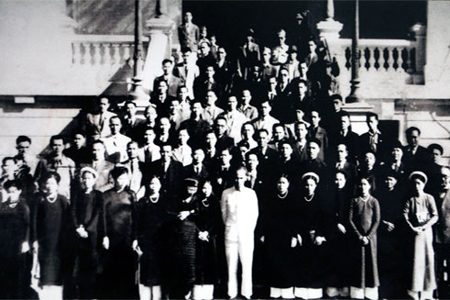 Bác Hồ chụp ảnh cùng các đại biểu Quốc hội khóa I.