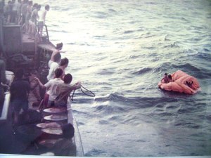 Các chiến sĩ trên tàu HQ-604 bị hải quân Trung Quốc bắn chìm ngày 14-3-1988 được đồng đội ứng cứu (Ảnh do đại tá Trần Minh Cảnh cung cấp)
