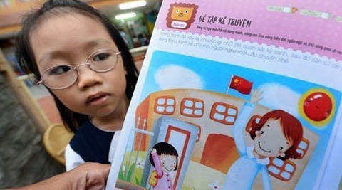 Nhiều sách tham khảo cho học sinh Việt Nam bị phát hiện in cờ... Trung Quốc. Ảnh: Tuổi trẻ