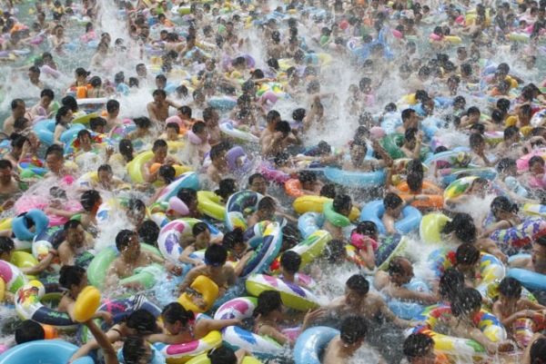 Một bể bơi công cộng ở tỉnh Tứ Xuyên, Trung Quốc. Người và phao bơi có khi còn "nặng" hơn lượng nước trong bể, nếu đem cân - Ảnh: Reuters.