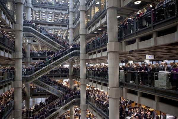 Người dân Anh tập trung tại tòa nhà Lloyds ở London trong ngày lễ Rembrance, thậm chí các cầu thang cũng chật ních người - Ảnh: Reuters.