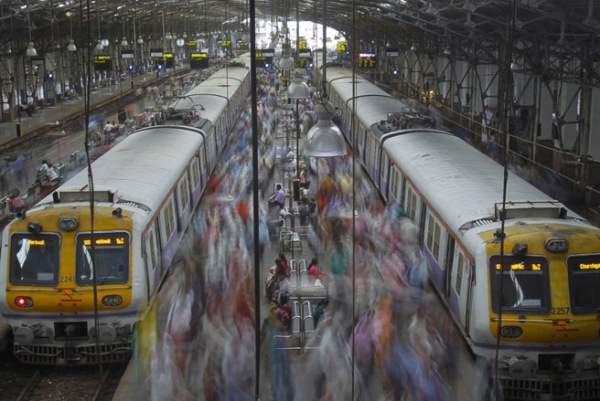Người đi lại nườm nượp trong giờ cao điểm tại một ga tàu ở thành phố 12 triệu dân Mumbai của Ấn Độ - Ảnh: Reuters.