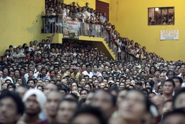 Hiếm có trận quyền anh nào lại hấp dẫn người hâm mộ đến thế này. Cảnh tượng chụp ở Philippines - Ảnh: Reuters.