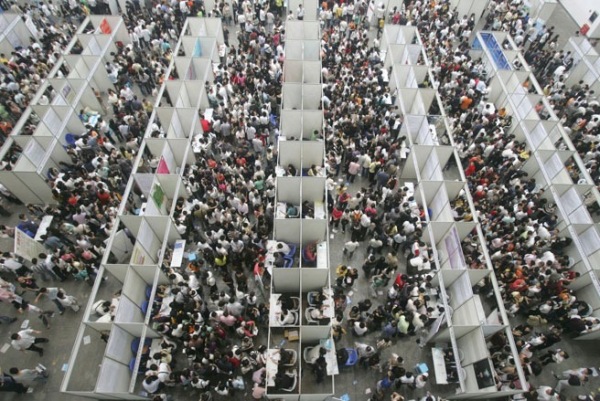 Một hội chợ việc làm ở Trùng Khánh, Trung Quốc - Ảnh: Reuters.