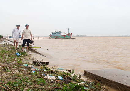 Nhiều đoạn kè chống sạt lở bờ sông Bắc Cửa Việt bị hư hỏng nặng