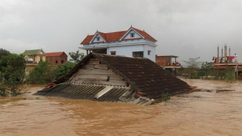 Một ngôi nhà ở thôn Thanh Sen, xã Phúc Trạch, Bố Trạch, Quảng Bình bị lũ ngập đến mái - Ảnh: Quốc Nam