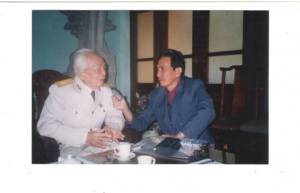 Tác giả phỏng vấn Đại Tướng tại nhà riêng của ông tại 30 Hoàng Diệu Hà Nội (2004)