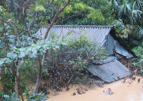 Lũ quét kéo dài từ 3-5 giờ sáng 16/10 gây thiệt hại nặng cho huyện Minh Hóa. Hàng nghìn nhà dân bị ngập sâu dưới nước. Ảnh: Báo Quảng Bình.