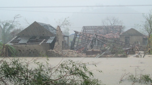 Những căn nhà bị đổ sập do lốc, chìm trong lũ ở xã Quảng Sơn, huyện Quảng Trạch (Quảng Bình) - Ảnh: LAM GIANG