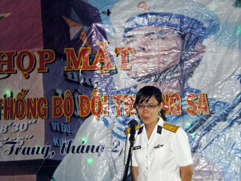 Thiếu úy Trần Thị Thủy, con gái anh hùng liệt sĩ Trần Văn Phương, xúc động phát biểu tại buổi họp mặt.