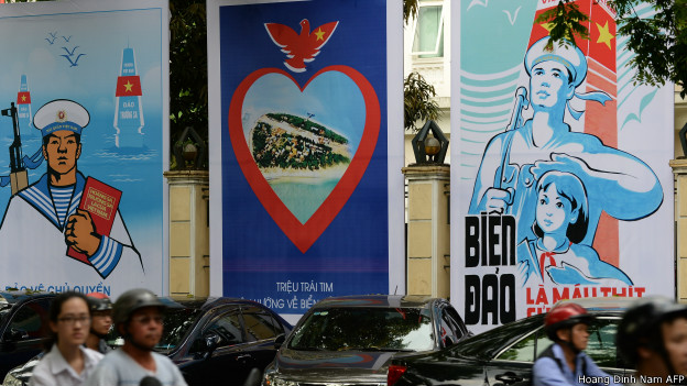 Nhiều tấm quảng cáo tuyên truyền về biển đảo đã được dựng lên ở Hà Nội. Ảnh chụp hôm 27/05.