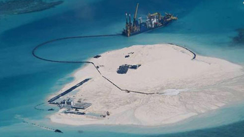 TQ bắt tay vào quá trình cải tạo đất để xây dựng đường băng và nhiều công trình quân sự khác trên đảo Gạc Ma từ tháng 2/2014. Đảo Gạc Ma thuộc chủ quyền của VN nhưng TQ đã dùng vũ lực chiếm đóng trái phép năm 1988. Ảnh: Reuters